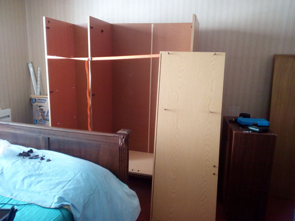 penderie en cours de montage